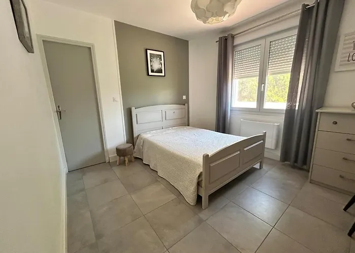 40 M2 Avec Parking Et Petite Terrasse * Montfaucon (Gard)